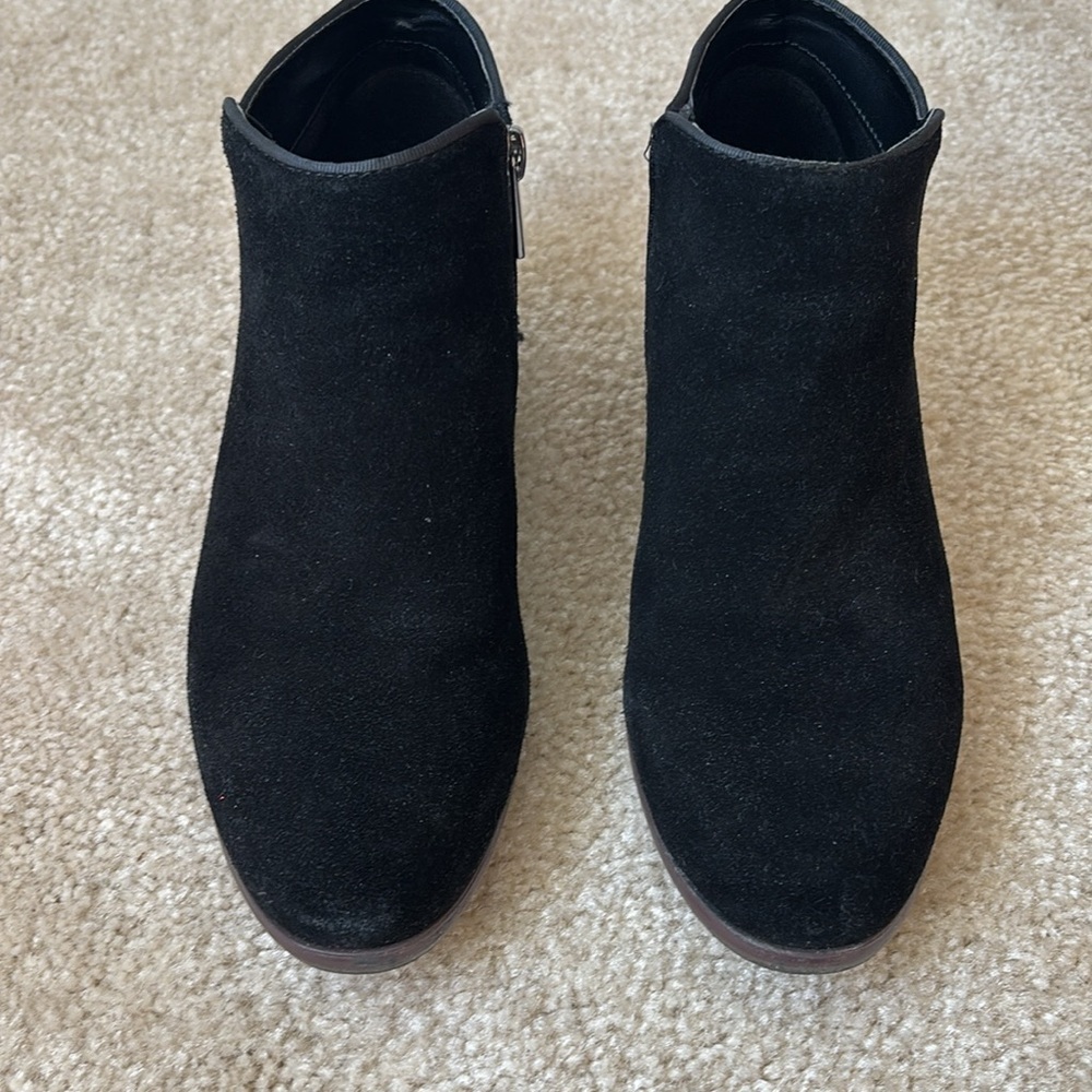 EUC Women’s Black Ankle Bootie Size 6 - Picture 2 of 6